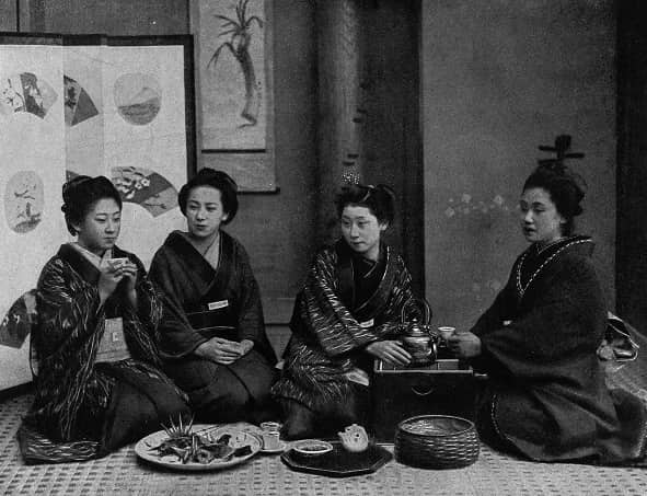 着物姿の女性たちが茶を囲む明治期の様子